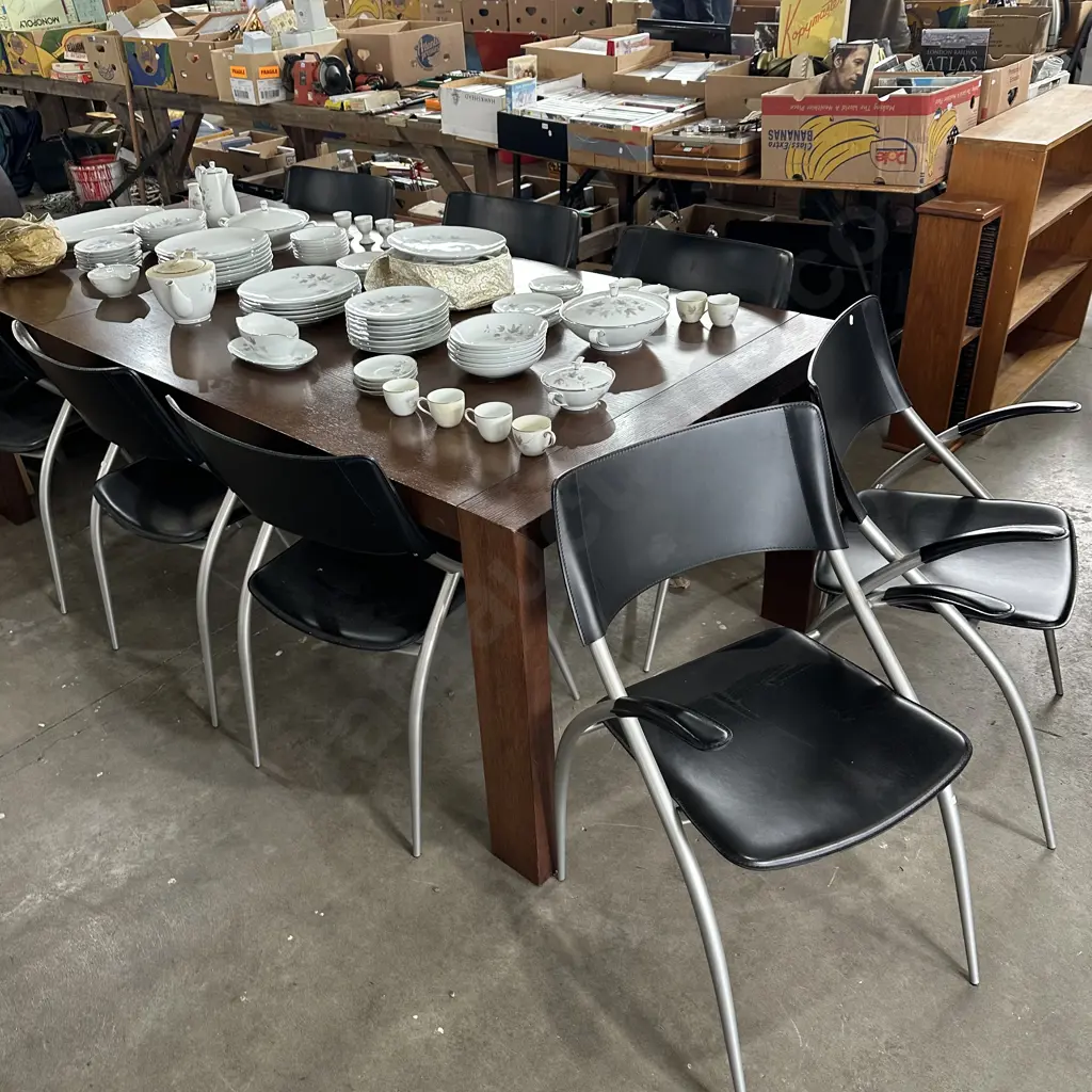 extendable dining table & 8 chairs Image 1++