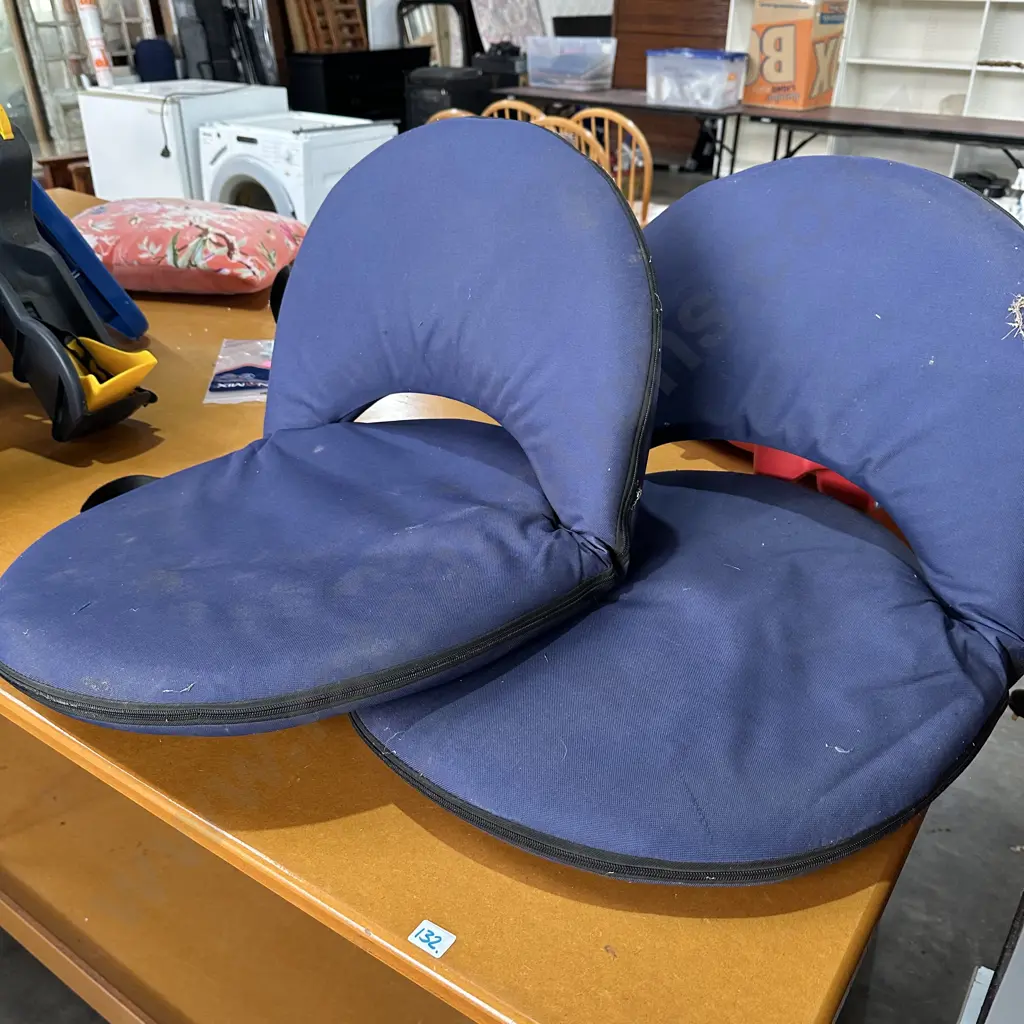 Pr of concert chairs Image 1++
