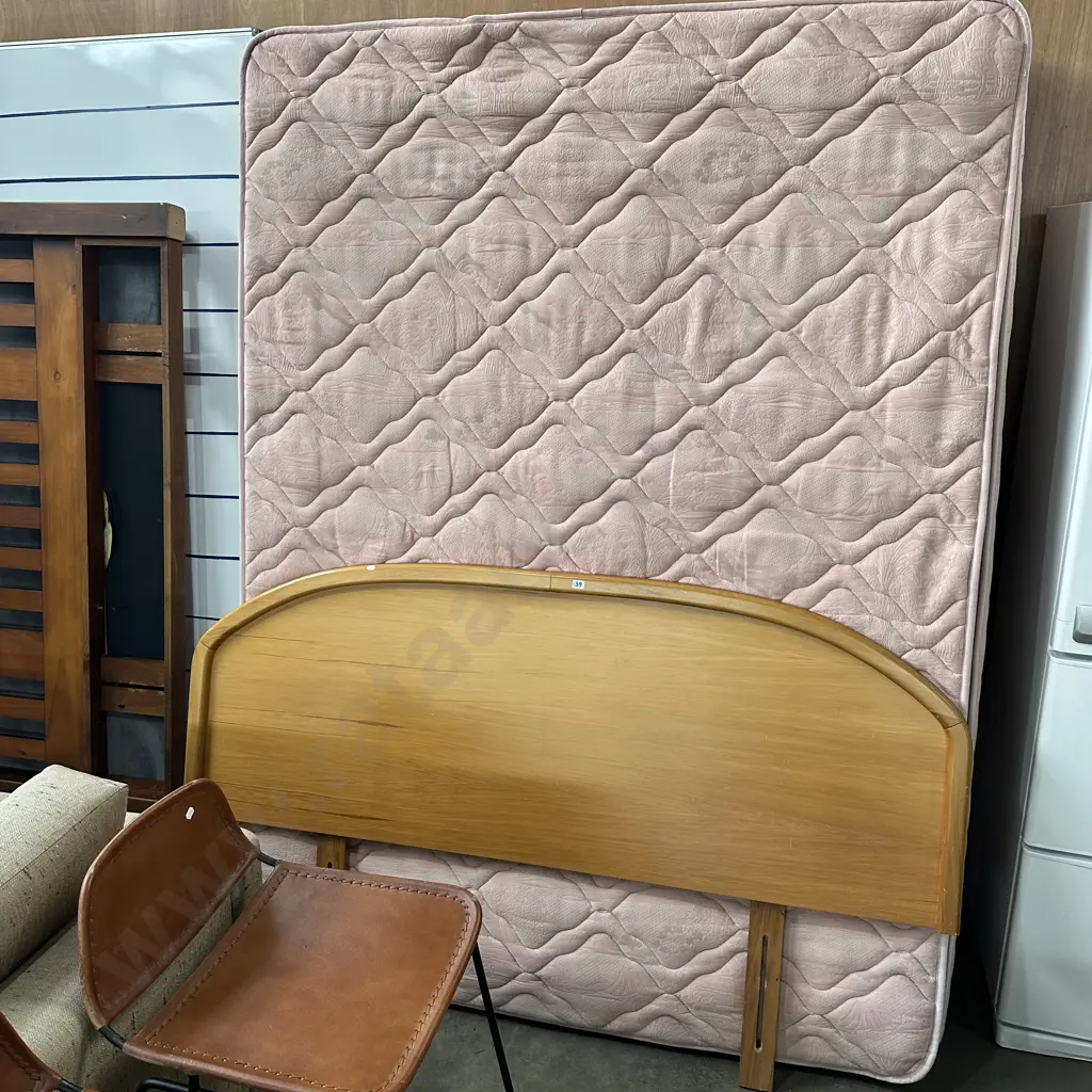 double bed with Rimu headboard - average Image 1++