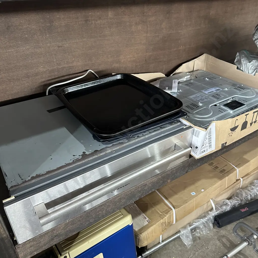 tidy Bosch wall oven/warming draw & hob (hob working but some LED need repair) Image 1++