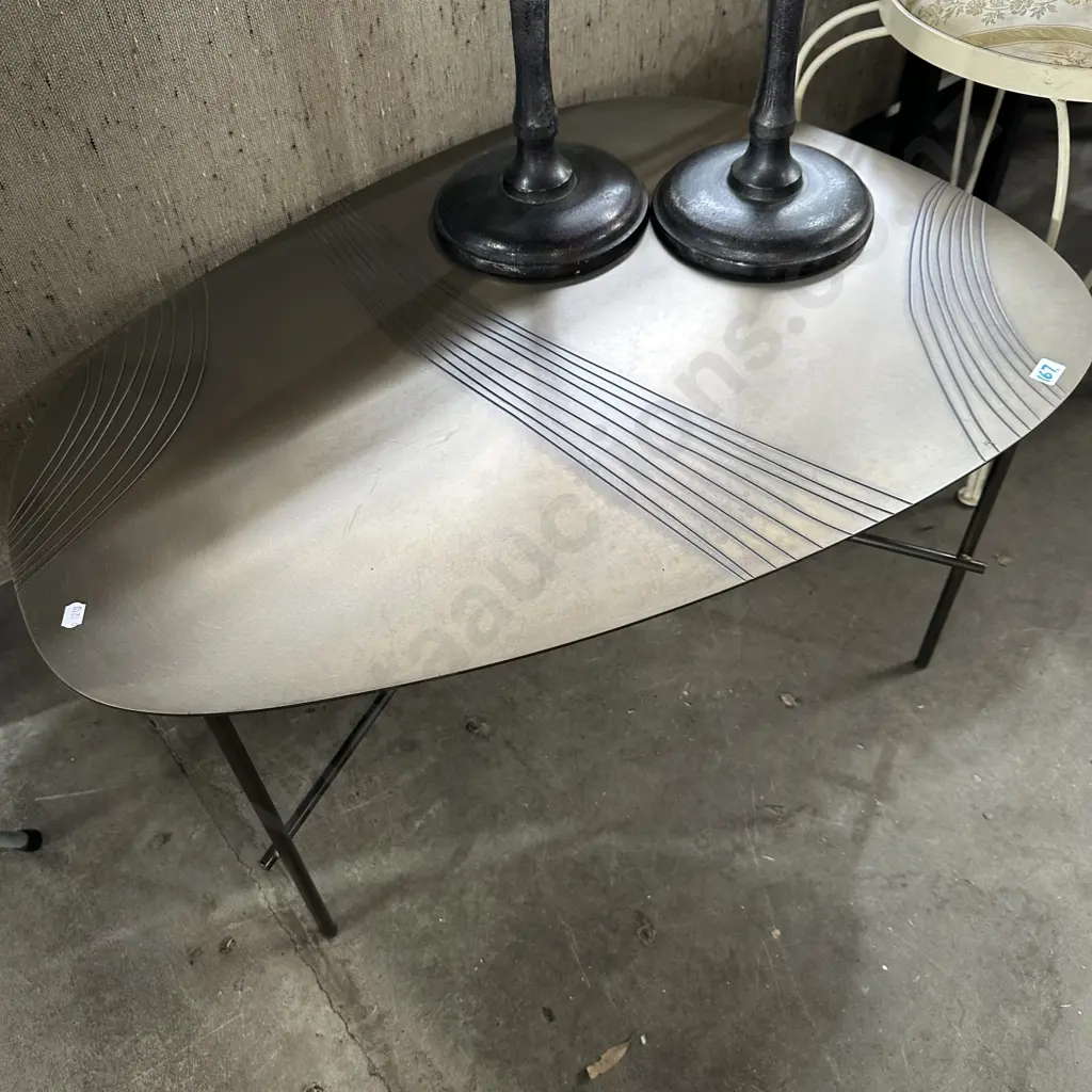 metal side table Image 1++