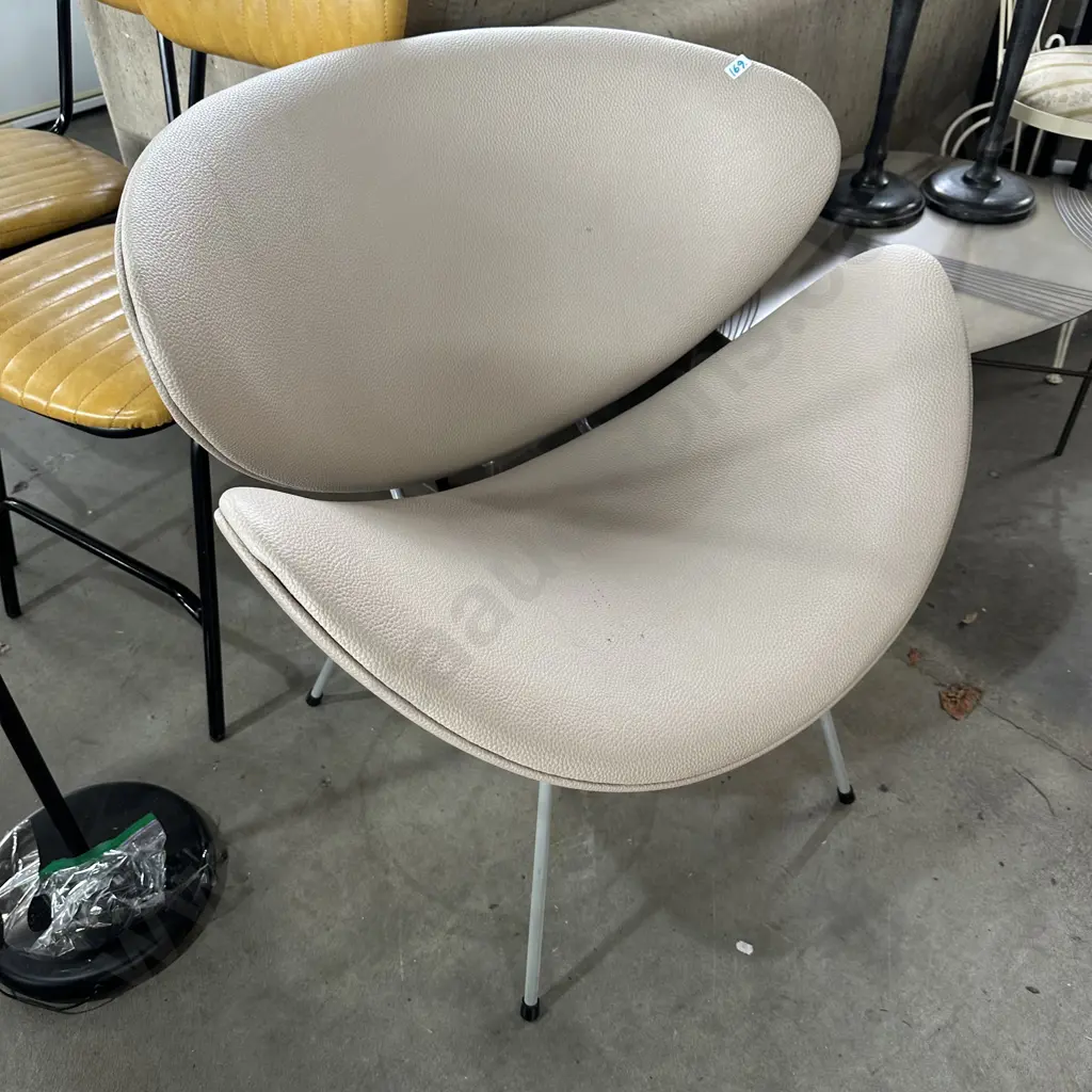 lip chair Image 1++