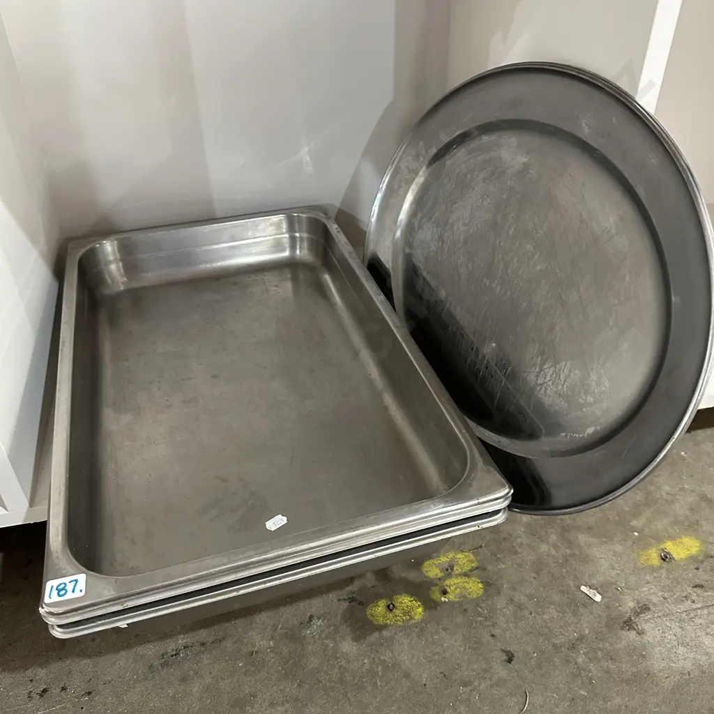 3 large catering dishes plus 2  patters Image 1++