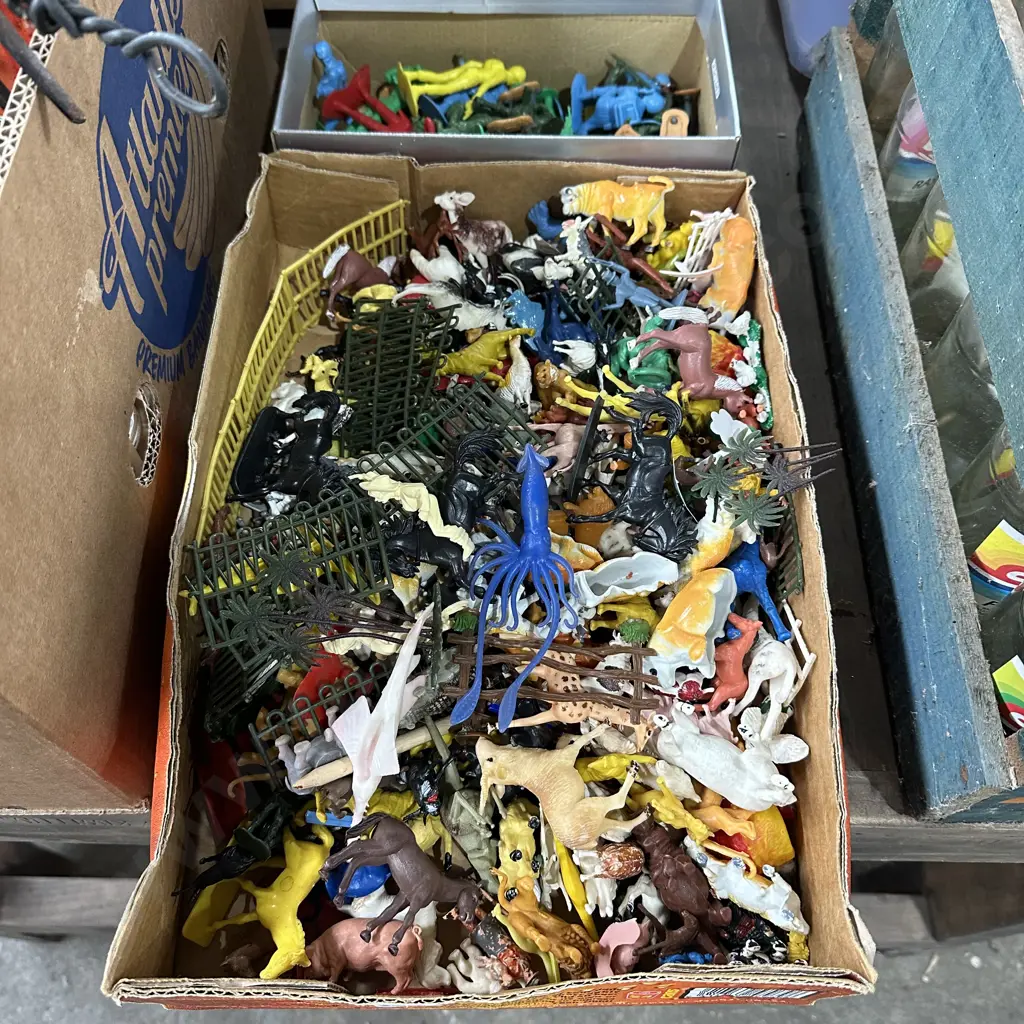 Box lot of miniature farmyard animals and soldiers. Image 1++