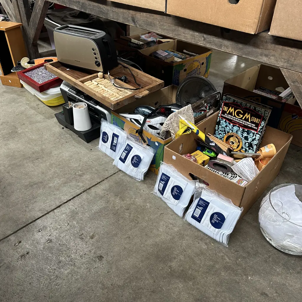 Large bay lot of assorted items including four slice toaster etc. Image 1++