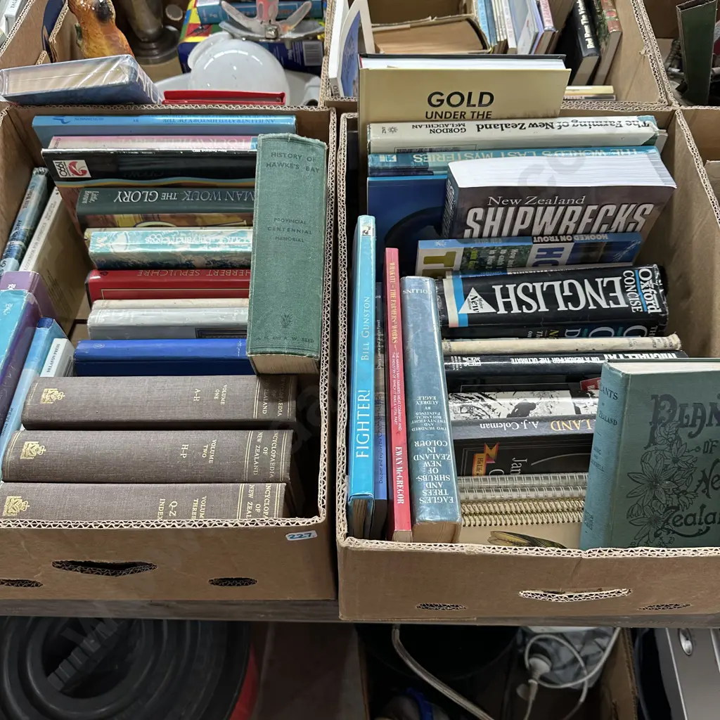 Two boxes of books. Image 1++