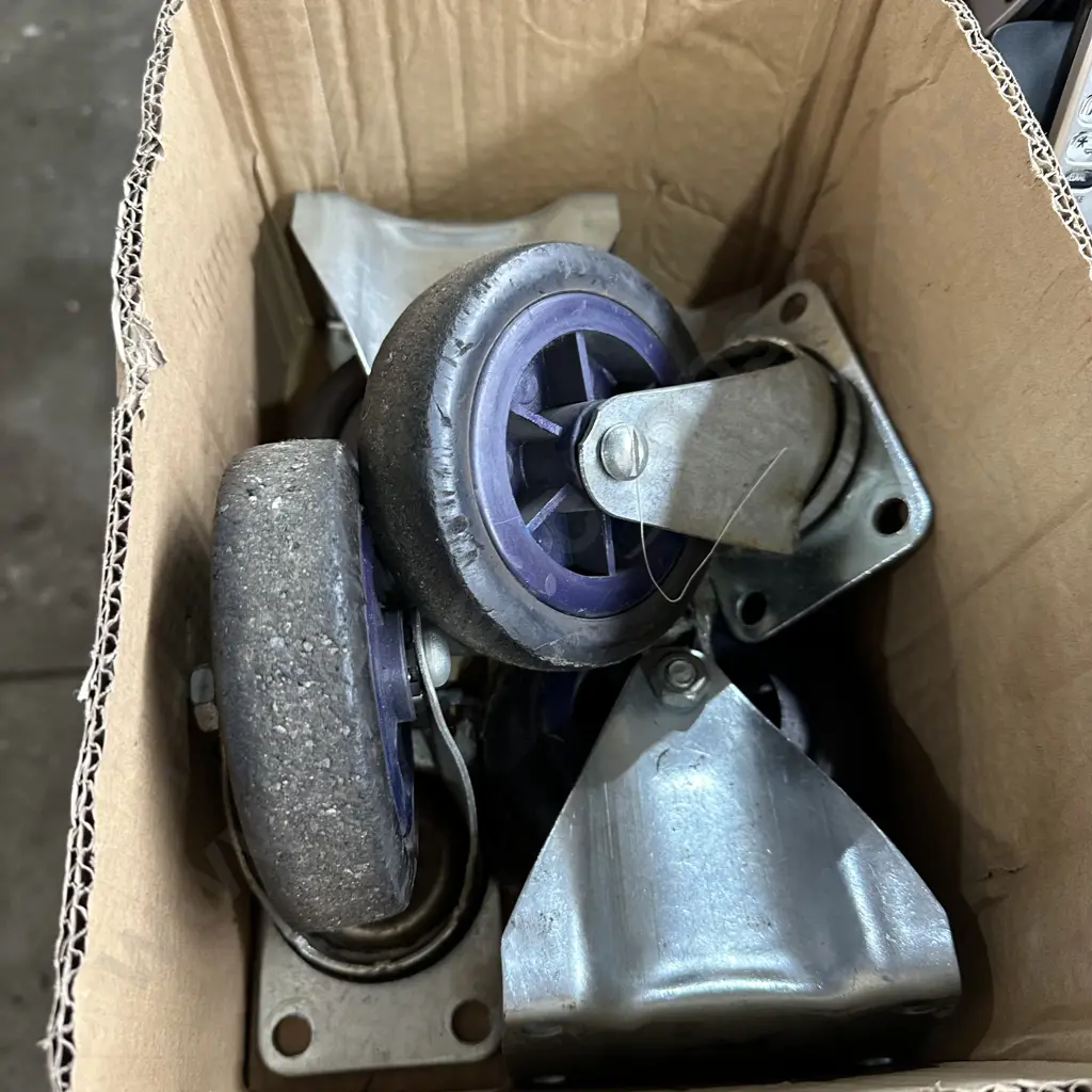 Set of four heavy duty castors. Image 1++