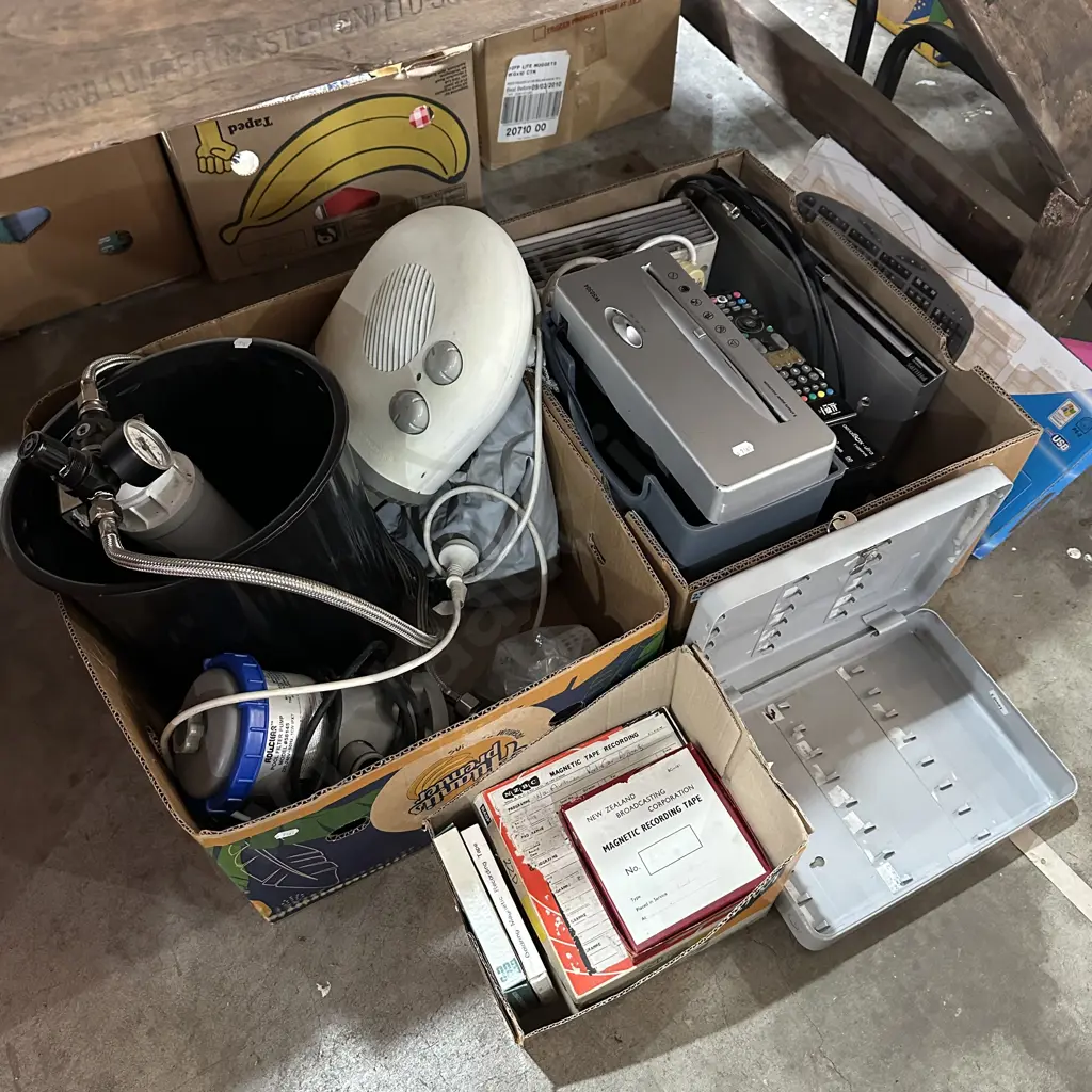 Bay lot of paper shredder, DVD player, water filter, lockable key cabinet, pool pump etc. Image 1++