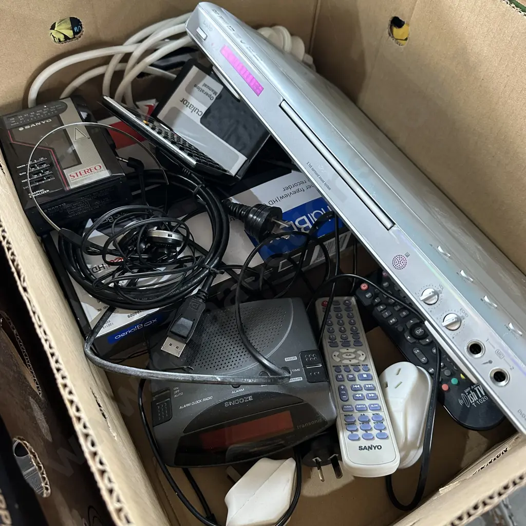 Box lot DVD player, Sanyo walkman, calculators etc. Image 1++