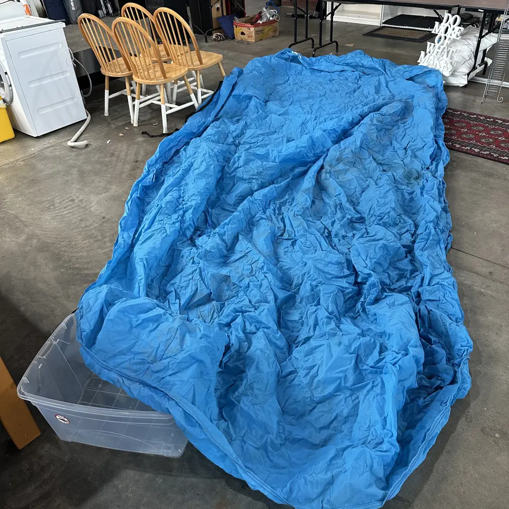 Plastic bin with large cover, boat maybe? Image 1++