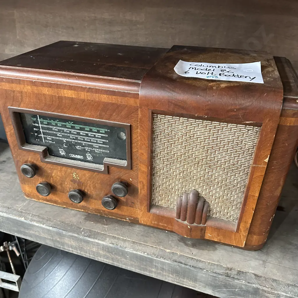 Columbus radio model 86.  6volt battery. Image 1++
