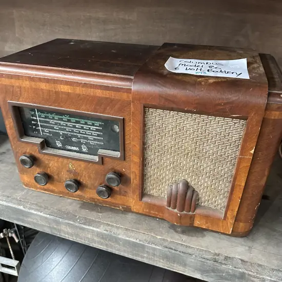 Columbus radio model 86.  6volt battery.