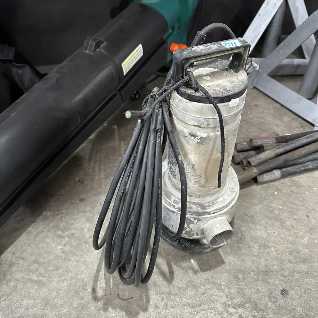 Lowara submersible pump ( no plug ) Image 1++