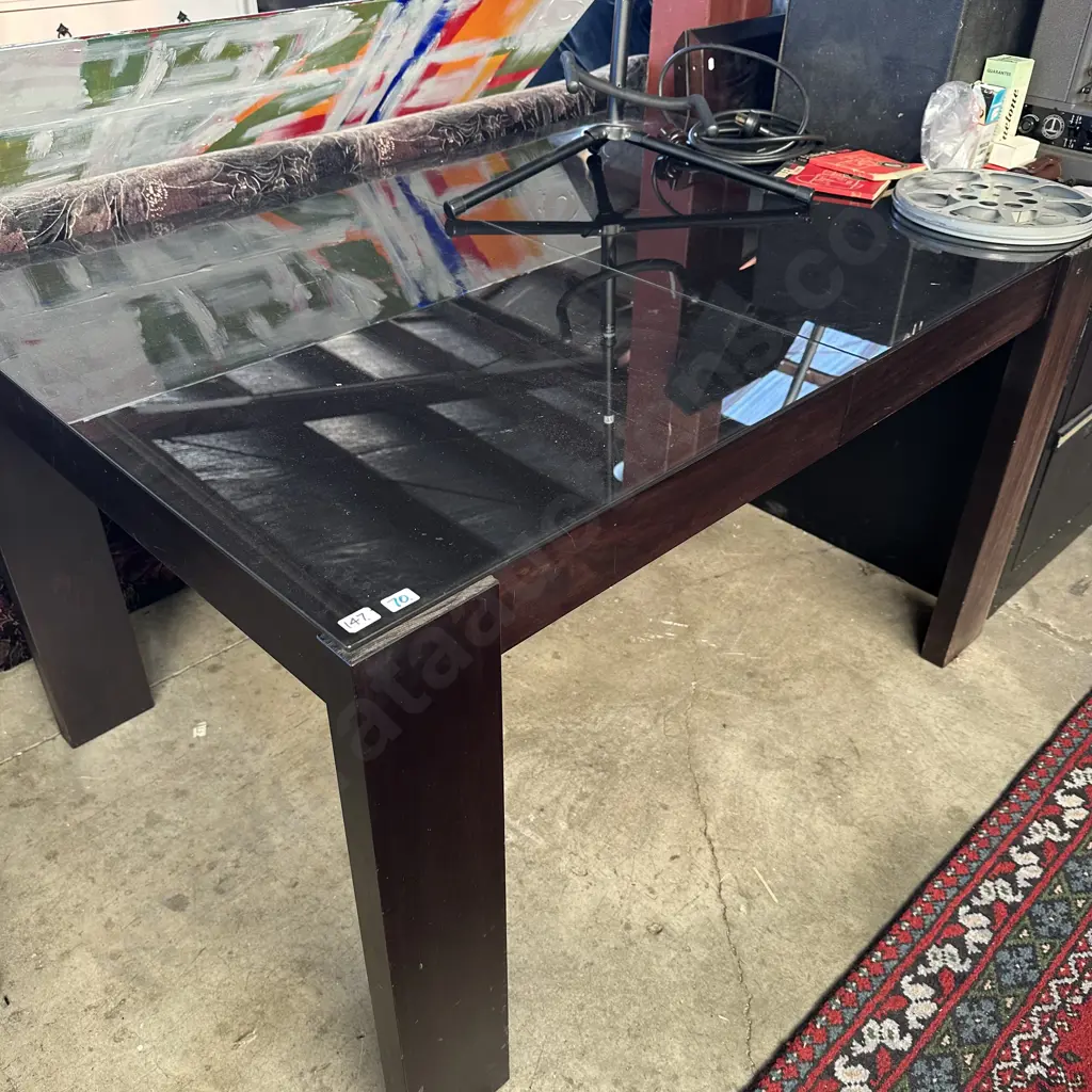 Glass top extension table. Image 1++