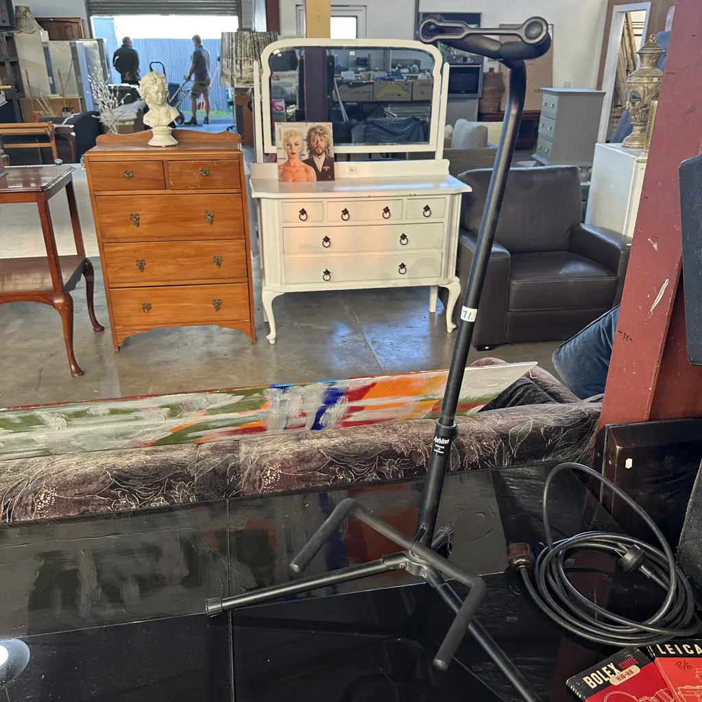 Ashton adjustable guitar stand. Image 1++