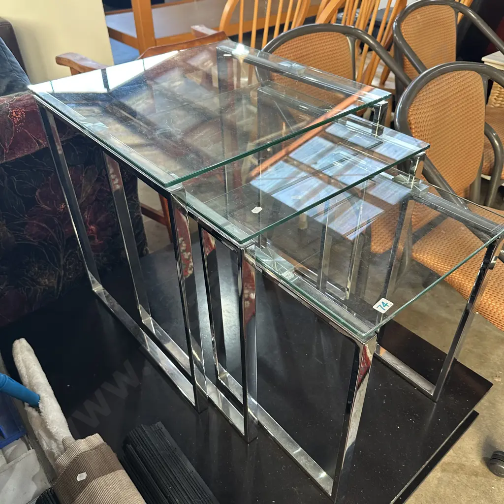 nest of 3 modern design side tables Image 1++