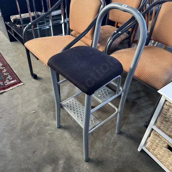 step bar stool