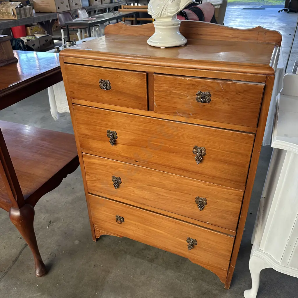 Rimu chest of drawers - some damaged handles. Image 1++