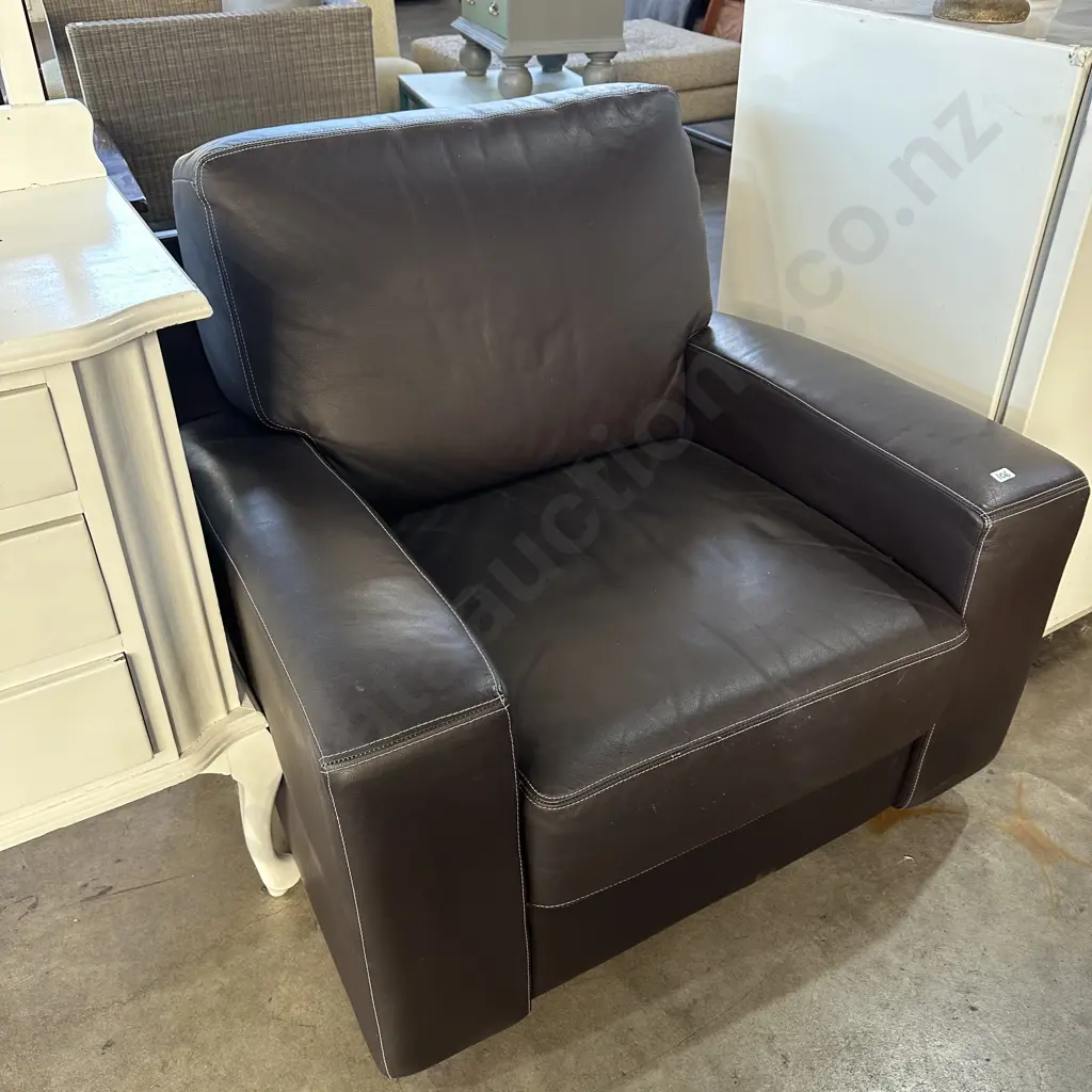 Tidy leather chair. Image 1++