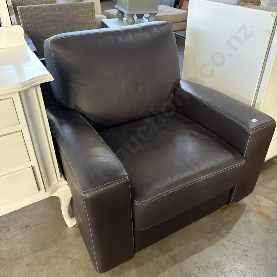 Tidy leather chair.