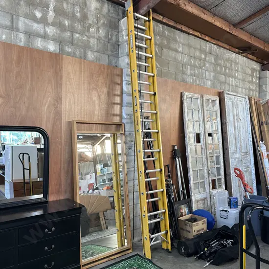 Gorilla Industrial fibreglass and aluminium extension ladder. Great condition.