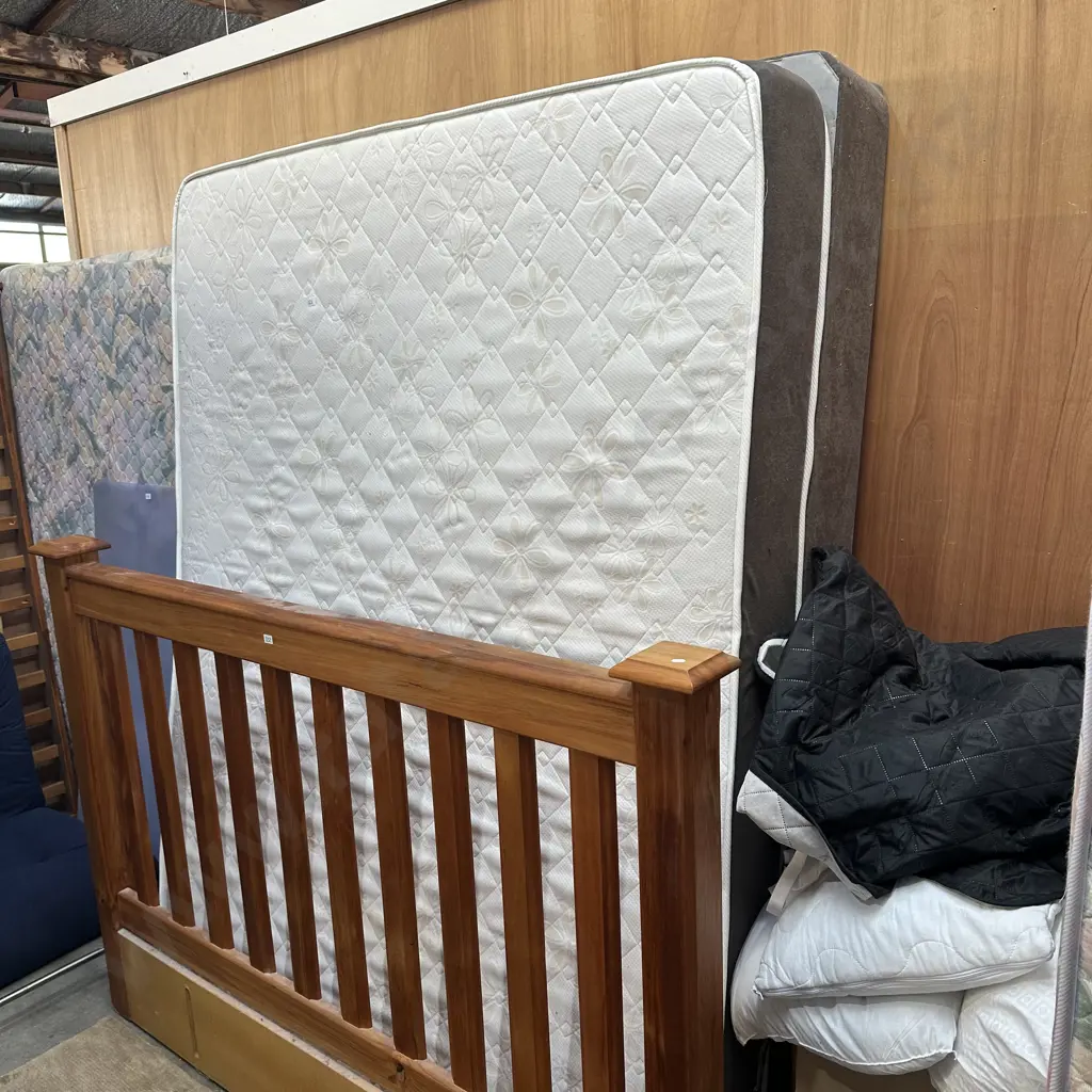 Queen bed plus bedding. Image 1++
