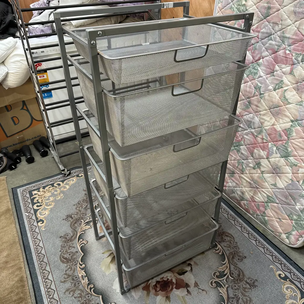 Six metal basket storage shelf. Image 1++
