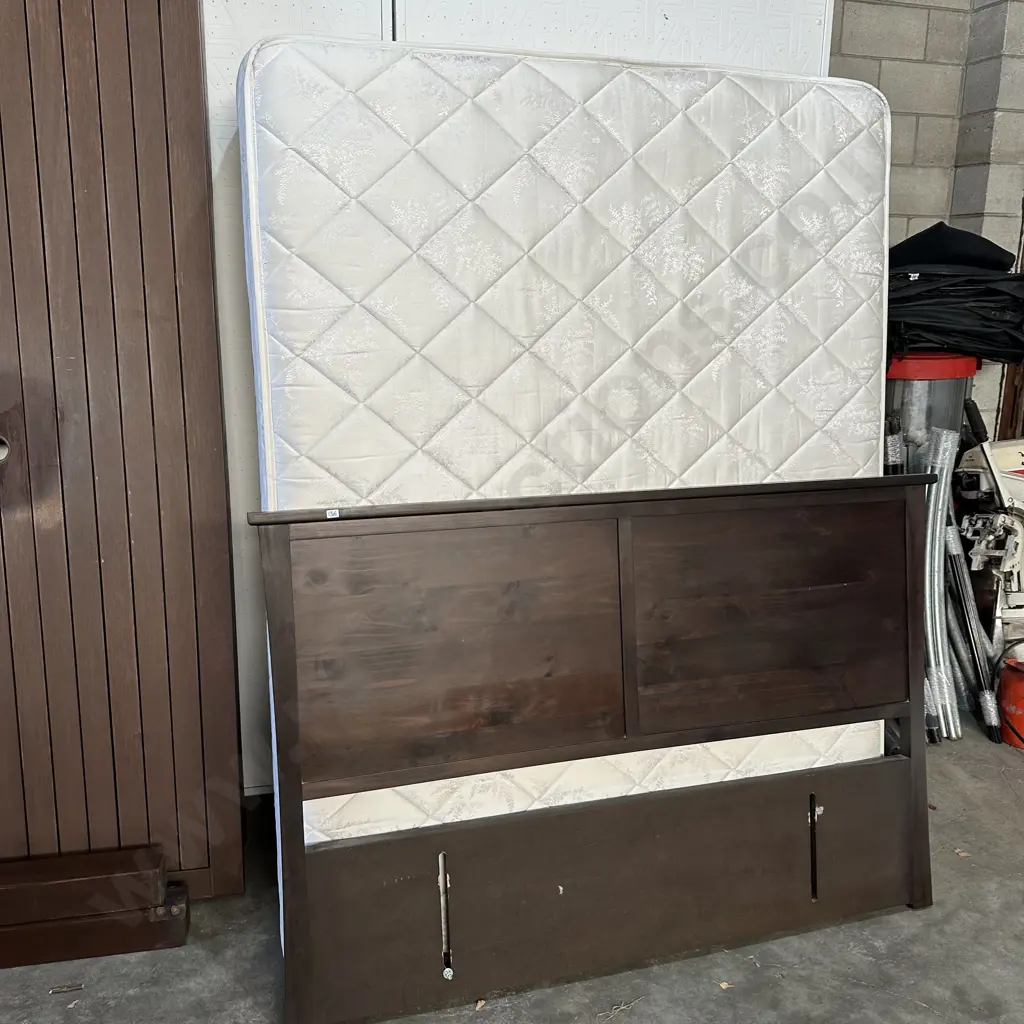 Queen bed with modern timber headboard. Image 1++