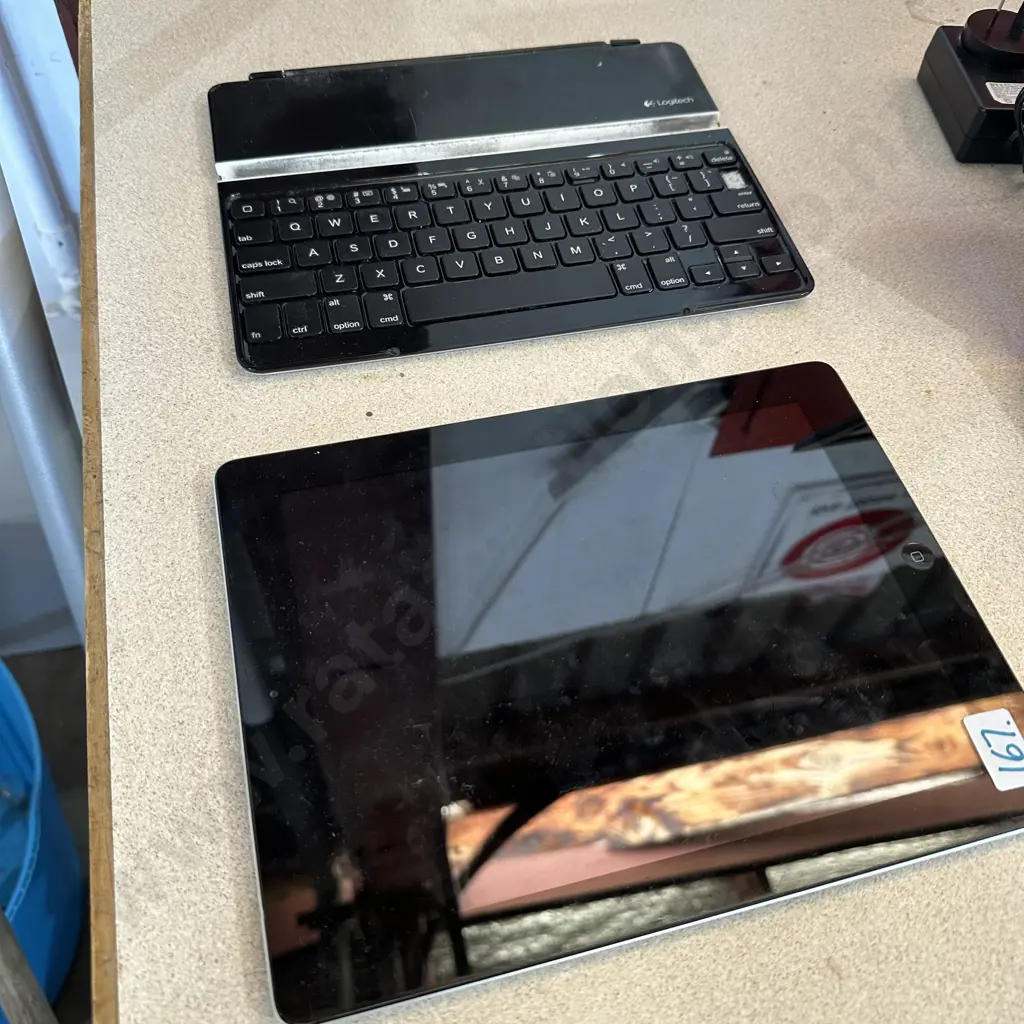 I-Pad and keyboard. Image 1++