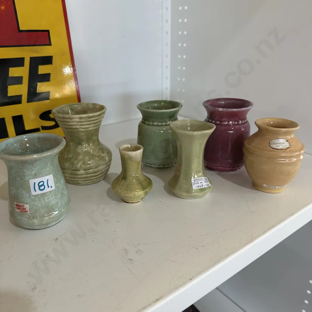 collection 7 small Crown Lynn vases Image 1++
