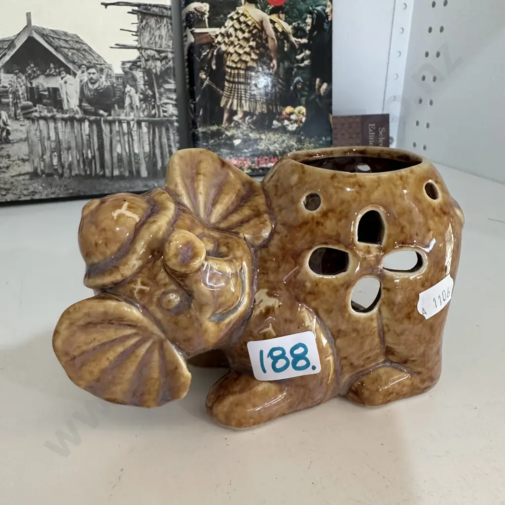 Crown Lynn/Temuka? circus elephant pen holder Image 1++
