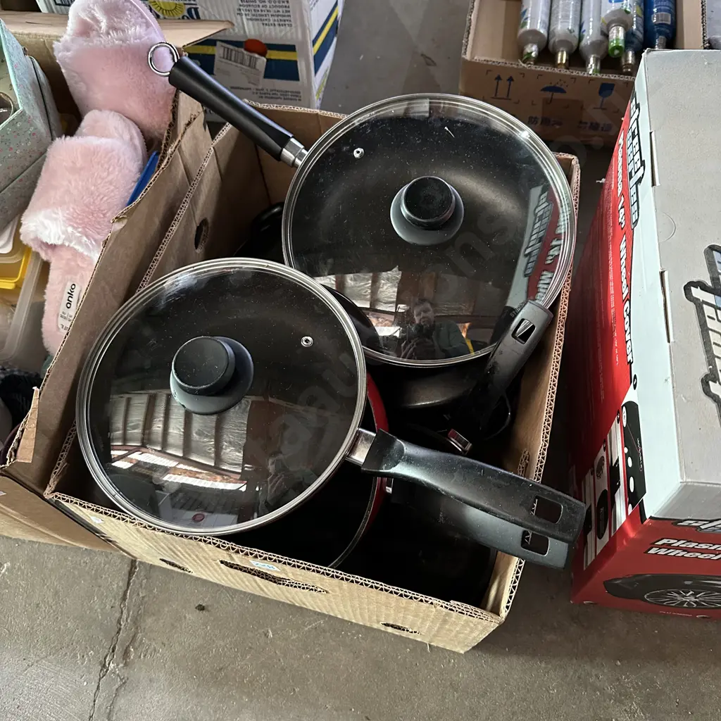 Box lot frying pans and lids, large roaster etc. Image 1++