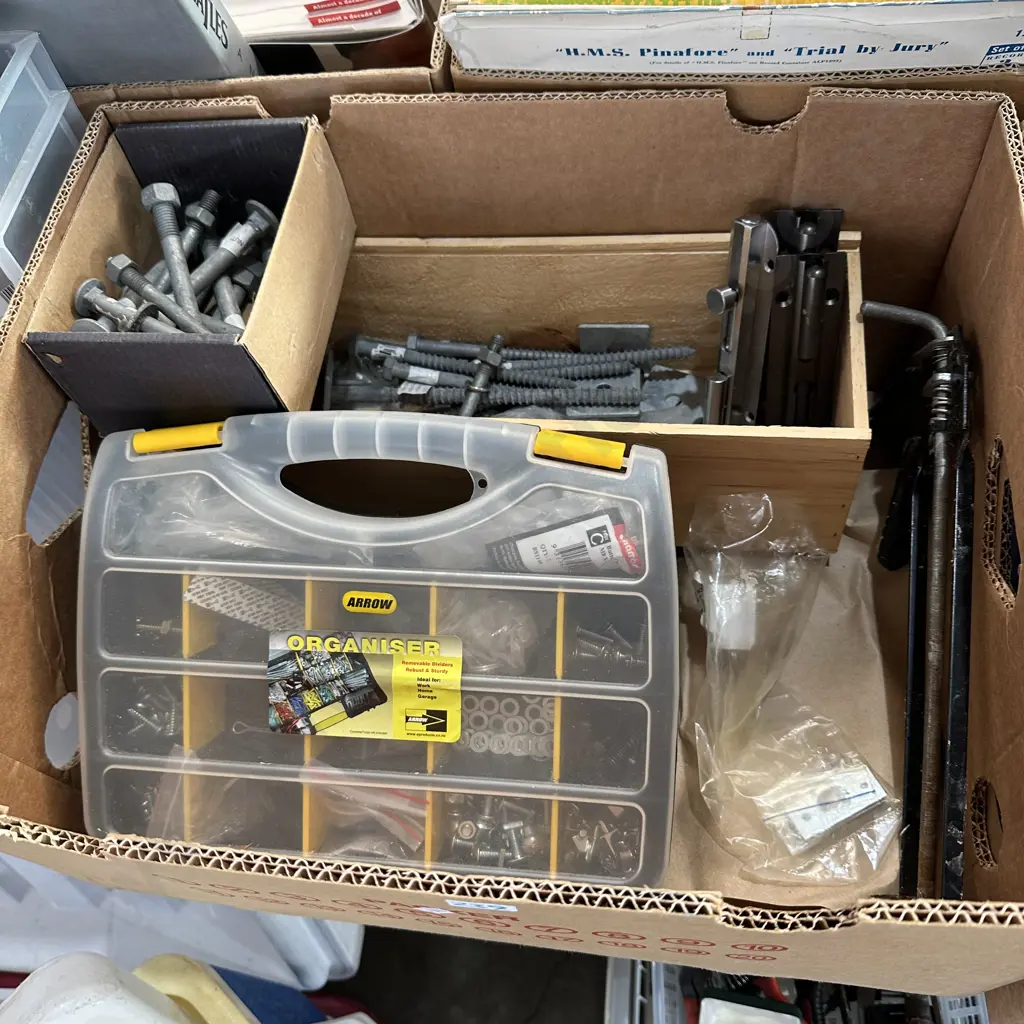 Box lot Organiser and contents, galvanised bolts and coach screws, washers etc. Image 1++