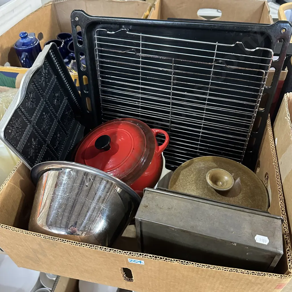 Box lot oven rack, temuka and other cassarole dishes, mixing bowls etc. Image 1++