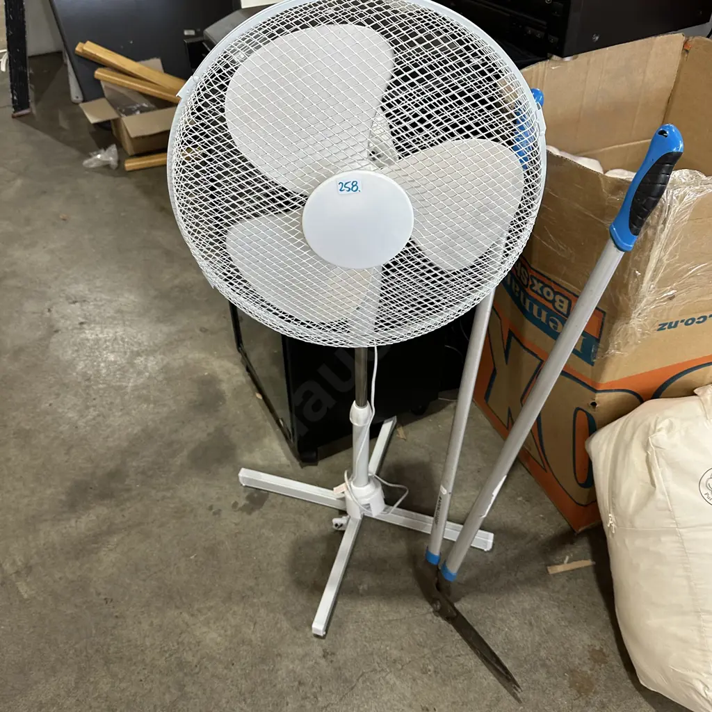 Pedestal fan plus garden edge tool. Image 1++