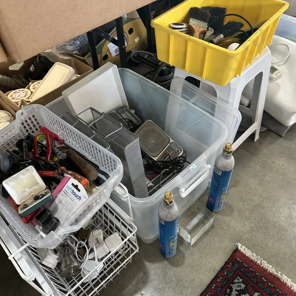Plastic stool, bin with radios, soda stream bottles etc. Image 1++
