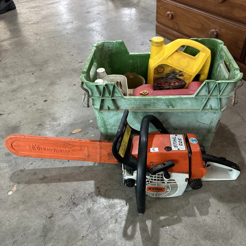 Stihl 026 chainsaw & bin of oils etc - sold as working (like all the tools here) Image 1++