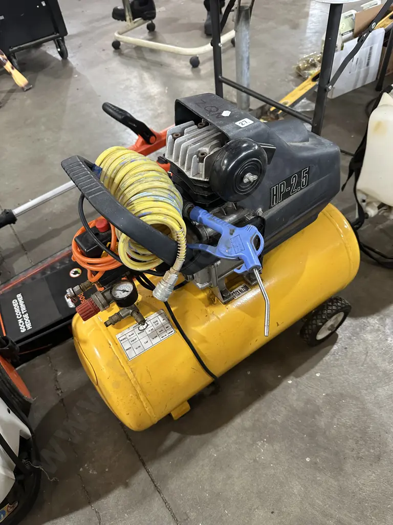 Air compressor sold as working. Image 1++