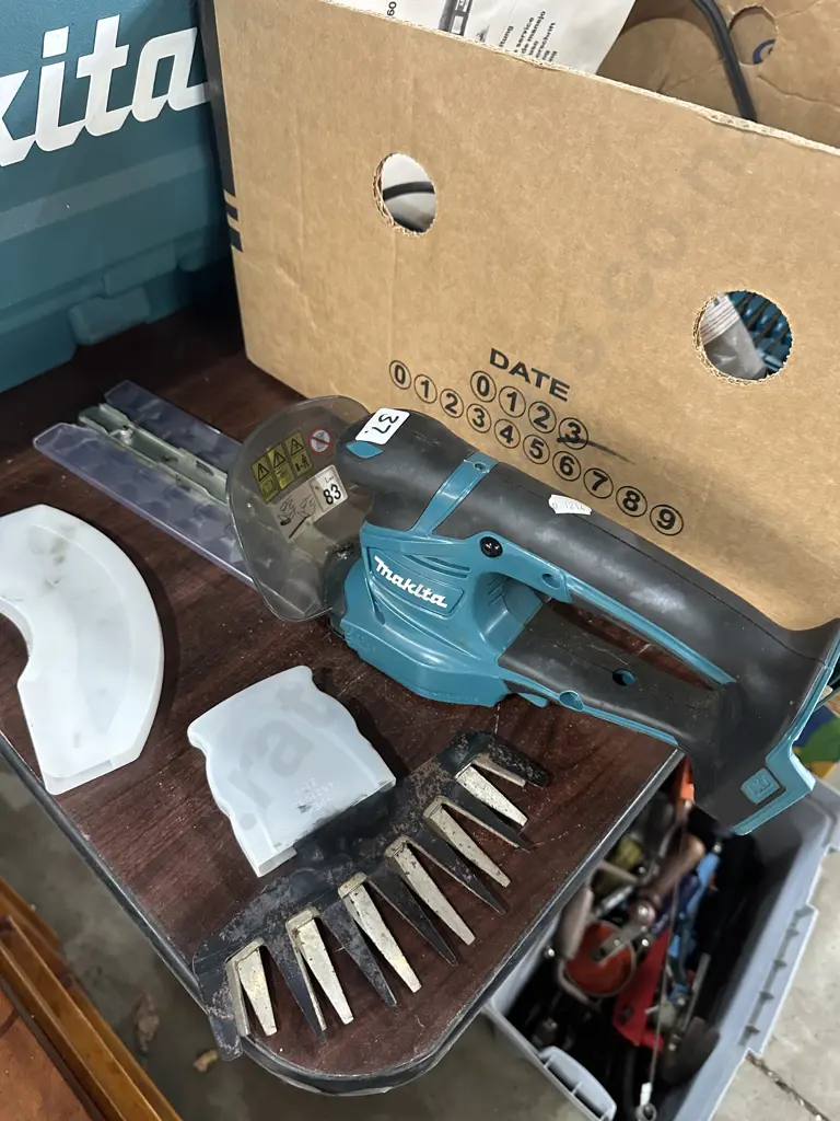 Makita 160mm DUM604 18v cordless 2 in 1 grass shear & hedge trimmer skin only. Image 1++
