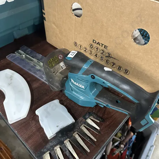 Makita 160mm DUM604 18v cordless 2 in 1 grass shear & hedge trimmer skin only.
