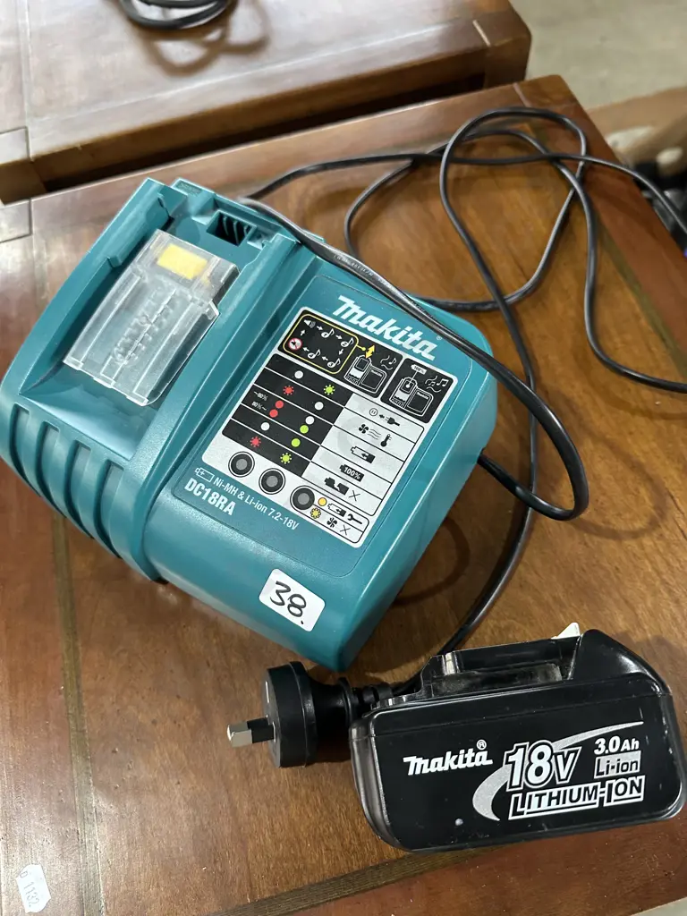 Makita DC18RA 14.4v-18v rapid battery charger. Plus a 3.0Ah Lithium ion battery. Image 1++