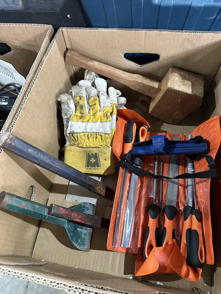Box lot Bahco file set, three cold chisels, wooden mallet and gloves. Image 1++
