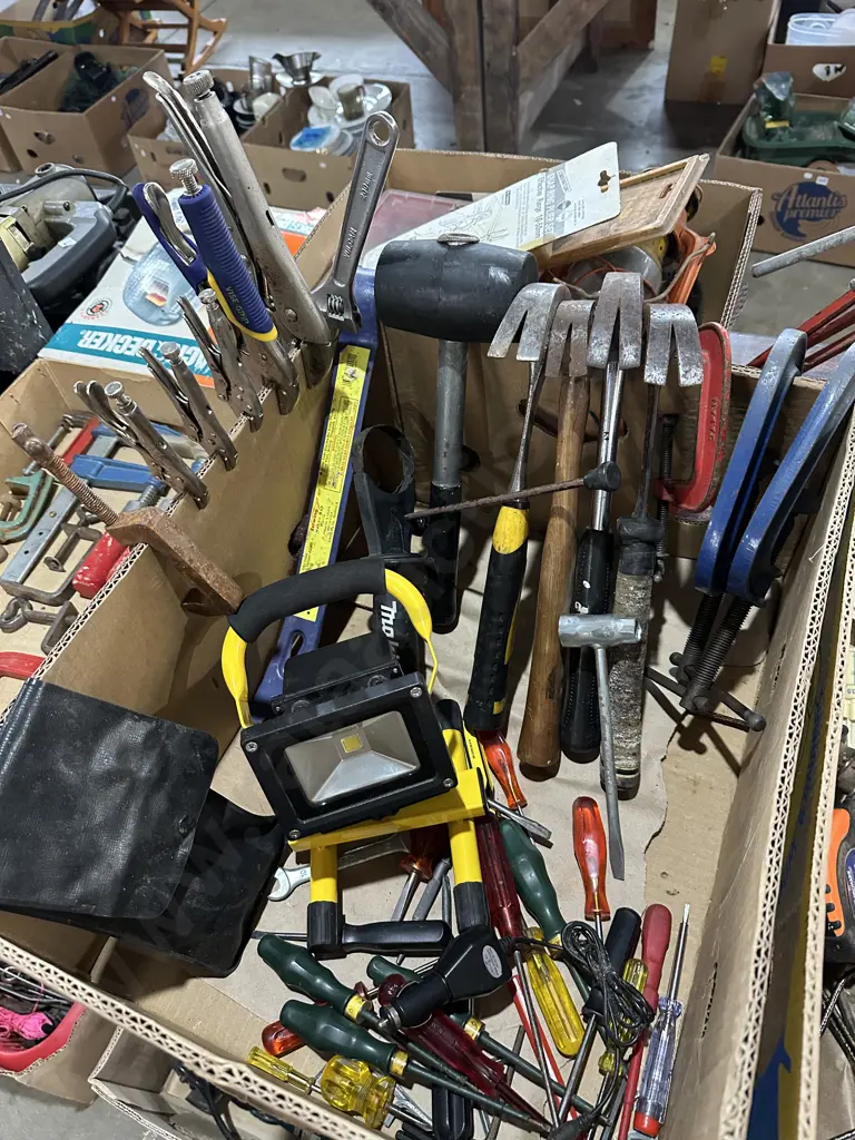 Box lot hand tools plus Jobmate LED chargeable work light Image 1++