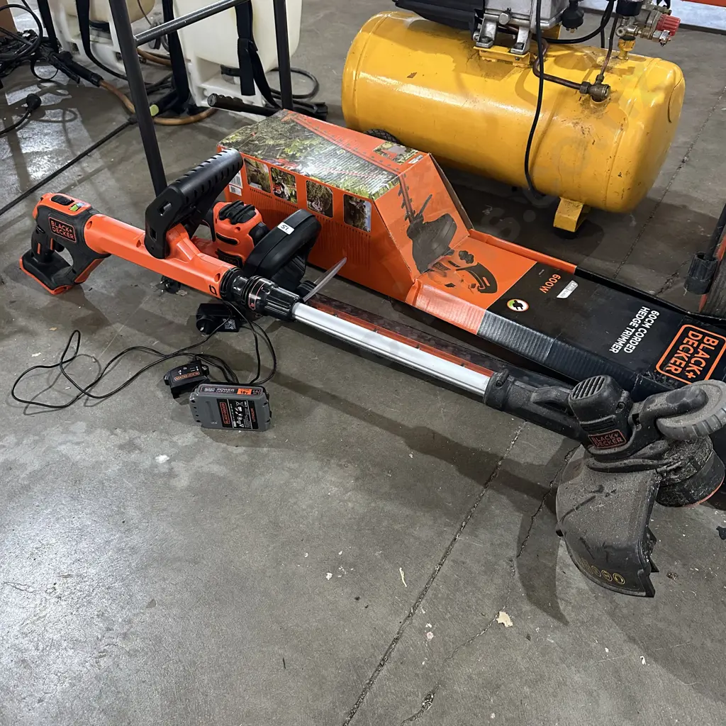 Corded Black and Decker 60cm hedge trimmer plus 18v strimmer and 2.0 Ah lithium battery. Image 1++