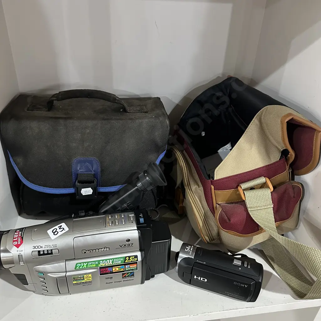 2 handy cams and cases Image 1++