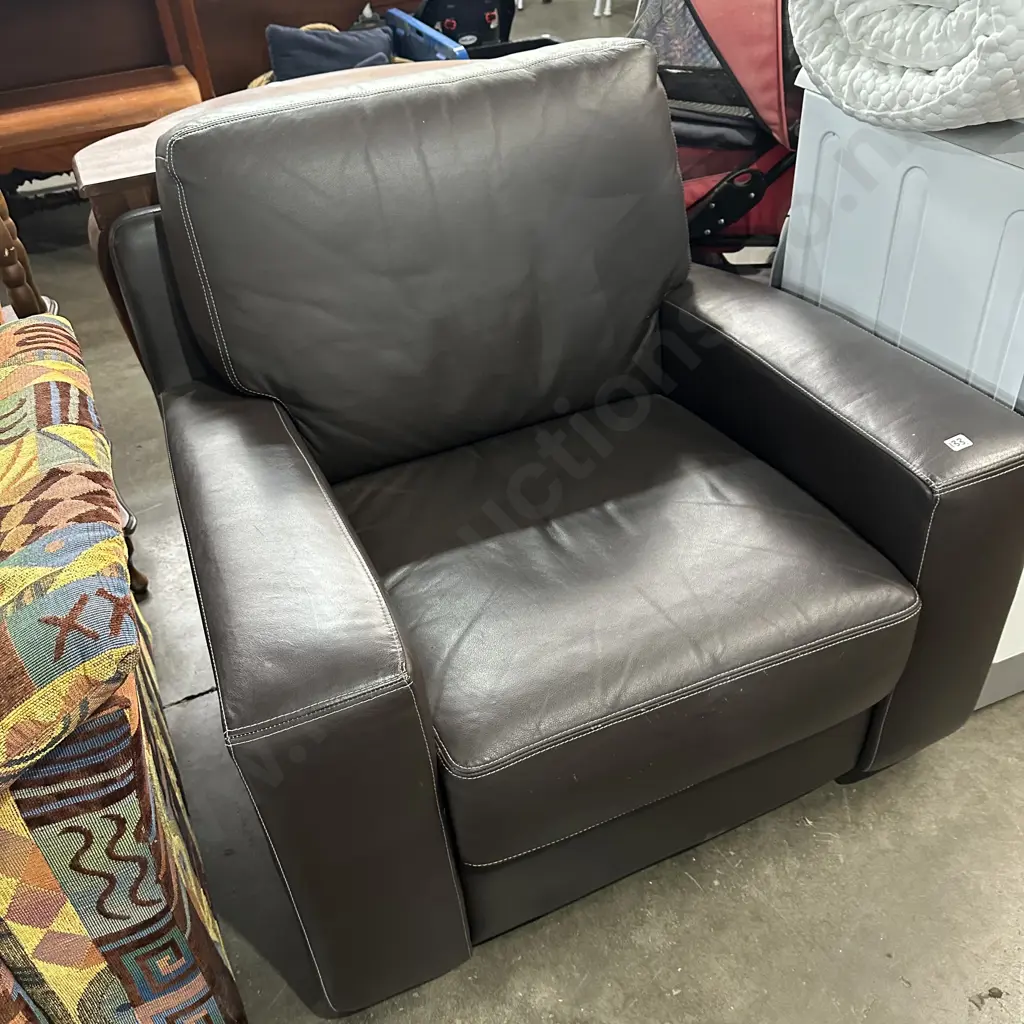 tidy leather chair Image 1++