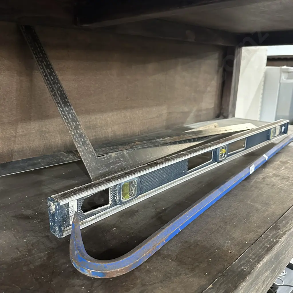 long crowbar, level and 2 squares Image 1++