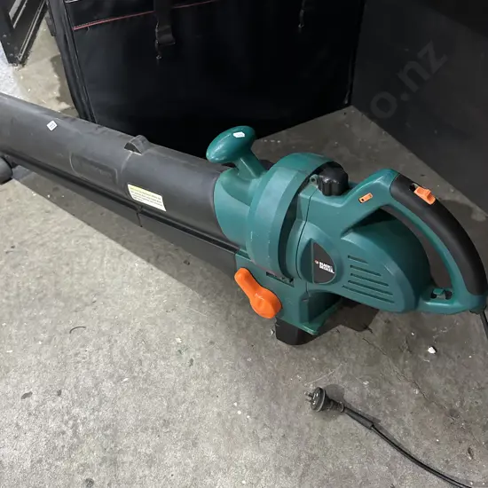 electric leaf sucker with bag or mulch option (bag ripped)