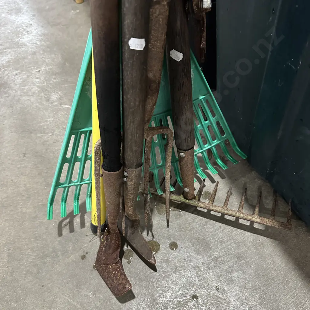 bunch of garden tools Image 1++