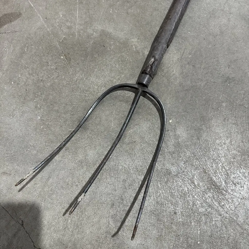 3 prong hay fork - average nic Image 1++